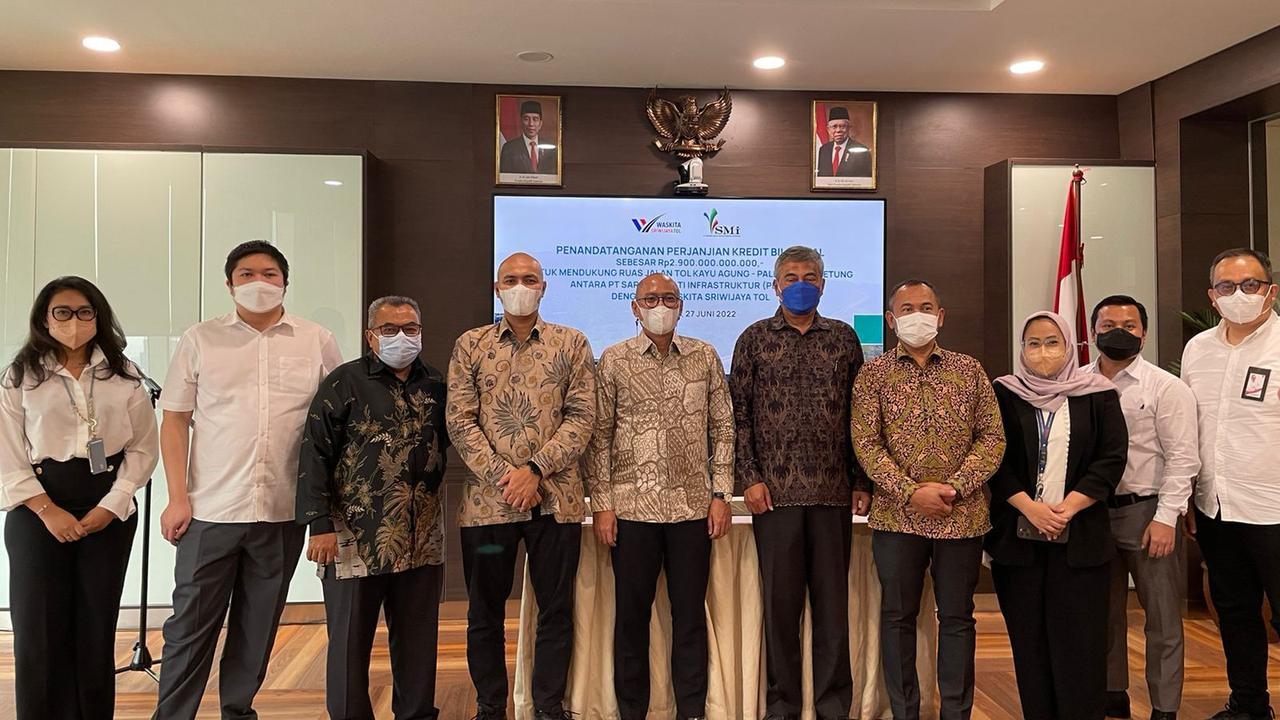 Penandatanganan perjanjian antara Direktur Utama Waskita Sriwijaya Tol Herwidiakto, dan Kepala Divisi Pembiayaan 2 PT SMI Eri Wibowo, yang mewakili Direktur Pembiayaan & Investasi PT SMI, di Kantor PT SMI, (27/6/2022).