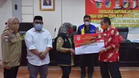 Kemensos menyerahkan santunan ahli waris korban meninggal dunia akibat gempa bumi, tsunami, dan likuifaksi Sulawesi Tengah (Sulteng). (foto: dokumentas Kemensos)