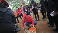 Sekjen PDIP Hasto Kristiyanto mengikuti aksi bersih-bersih dan tanam pohon di kawasan BKT, Jakarta Timur. Kegiatan dilakukan dalam rangka peringatan HUT ke-49 PDIP. (Istimewa)