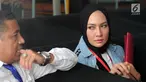 Model Fenny Steffy Burase (kanan) bersiap menjalani pemeriksaan di Gedung KPK, Jakarta, Rabu (1/8). Steffy diperiksa sebagai saksi untuk tersangka Gubenur Aceh Irwandi Yusuf. (Merdeka.com/Dwi Narwoko)