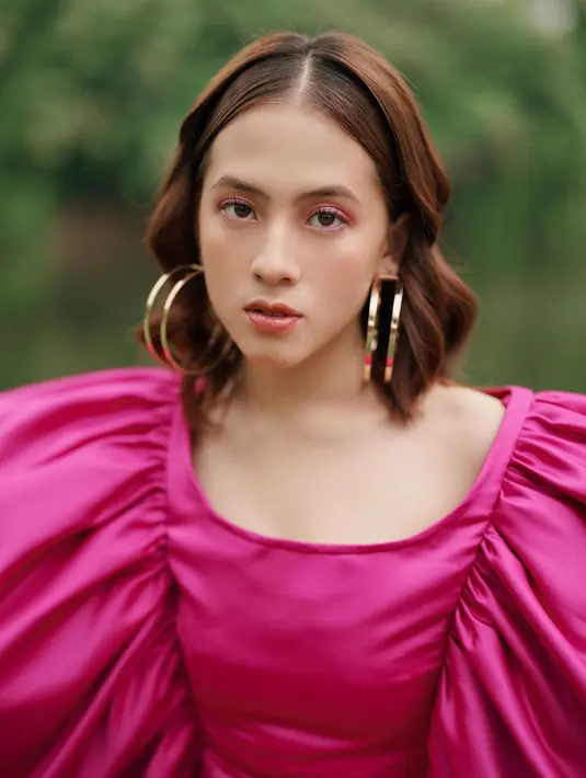 Karena prinsip YOLO yang kerap ditulis Zara di akun Instagram resminya. Mulai dari gaya boyish sampai girly, banyak inspirasi OOTD pink yang diunggahnya. [@zaraadhsty]