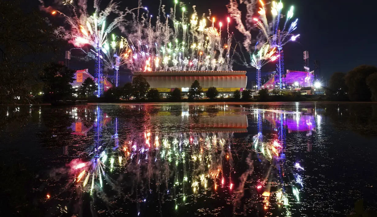 Kembang api meledak saat Upacara Penutupan Commonwealth Games 20220di Alexander Stadium di Birmingham, Inggris, Senin (8/8/2022). Commonwealth Games 2022 berakhir pada hari Senin setelah upacara penutupan yang berkilauan di Alexander Stadium di Birmingham. (Jacob King/PA via AP)