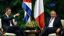 Presiden Kuba Raul Kastro (kanan) dan PM Italia Matteo Renzi saat menngelar pertemuan di Istana Revolusi, Havana, Rabu (28/10). Renzi menjadi kepala pemerintahan Italia yang mengunjungi Kuba pertama kalinya. (AFP PHOTO/Pool Alejandro Ernesto)
