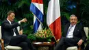 Presiden Kuba Raul Kastro (kanan) dan PM Italia Matteo Renzi saat menngelar pertemuan di Istana Revolusi, Havana, Rabu (28/10). Renzi menjadi kepala pemerintahan Italia yang mengunjungi Kuba pertama kalinya. (AFP PHOTO/Pool Alejandro Ernesto)