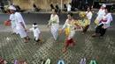 Masyarakat Bali terlihat mengenakan pakaian adat. (AFP PHOTO/Sonny Tumbelaka)