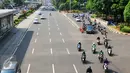 Pengedara sepeda motor saat melintas di jalan Jenderal Sudirman, Jakarta, Senin (18/4/2016). Pemprov DKI Jakarta akan menambah cakupan area larangan sepeda motor melintas hingga Jalan Jenderal Sudirman sampai Bundaran Senayan. (Liputan6.com/Yoppy Renato)