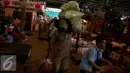 Aktivitas buruh angkut di kawasan Pasar Induk Kramat Jati, Jakarta, Sabtu (14/01). Rata-rata mereka mendapatkan upah Rp 30.000 - Rp 50.000 ribu dari setiap jasa pengantaran. (Liputan6.com/JohanTallo)