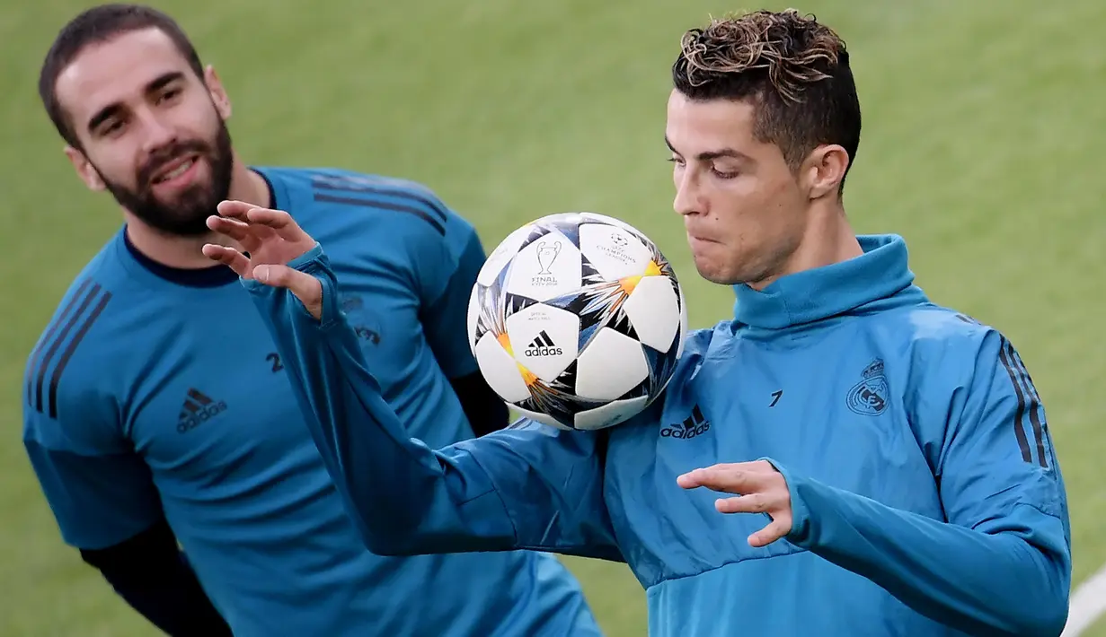 Striker Real Madrid, Cristiano Ronaldo, mengontrol bola saat latihan jelang laga Liga Champions di Stadion Allianz, Turin, Senin (2/4/2018). Real Madrid akan berhadapan dengan Juventus. (AFP/Marco Bertorello)