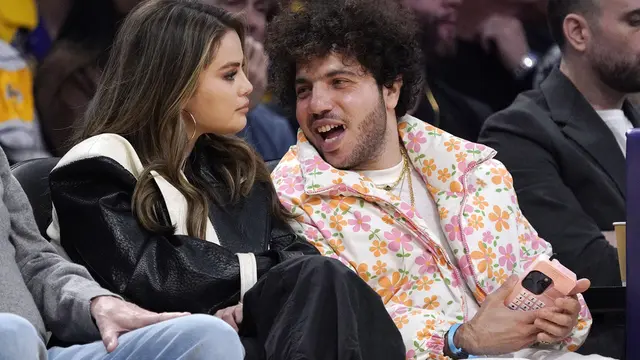 Selena Gomez dan Benny Blanco. (AP Photo/Mark J. Terrill)