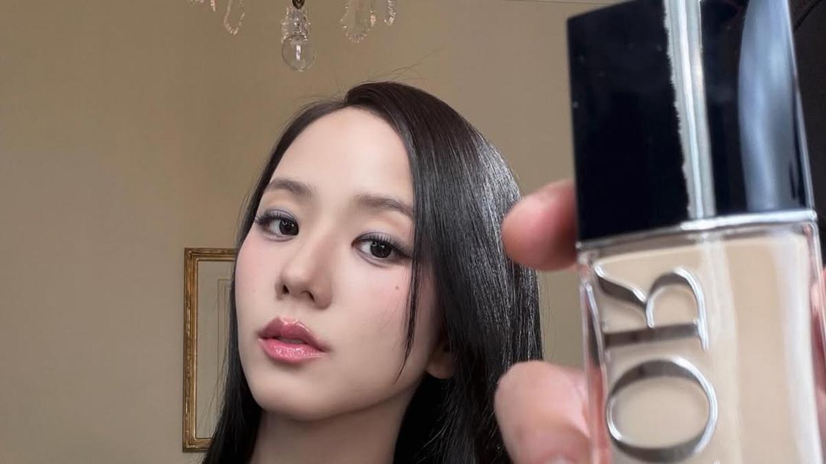 Lip Combo ala Jisoo BLACKPINK di Paris Fashion Week, Rahasia Bibir Fresh dan Plumpy Natural