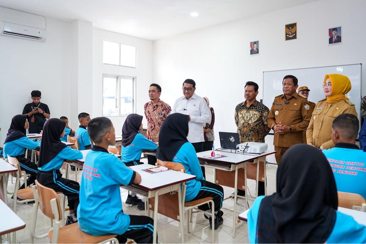 Menteri Ekraf) Teuku Riefky Harsya meninjau langsung Sekolah Rakyat Menengah Pertama (SRMP) di Kendari, Sulawesi Tenggara