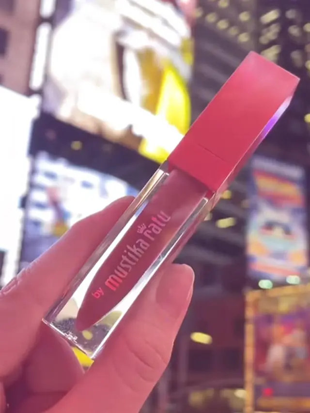 Membanggakan! Lip Gloss dari Brand Lokal Legendaris Ini Nampang di Times Square, New York