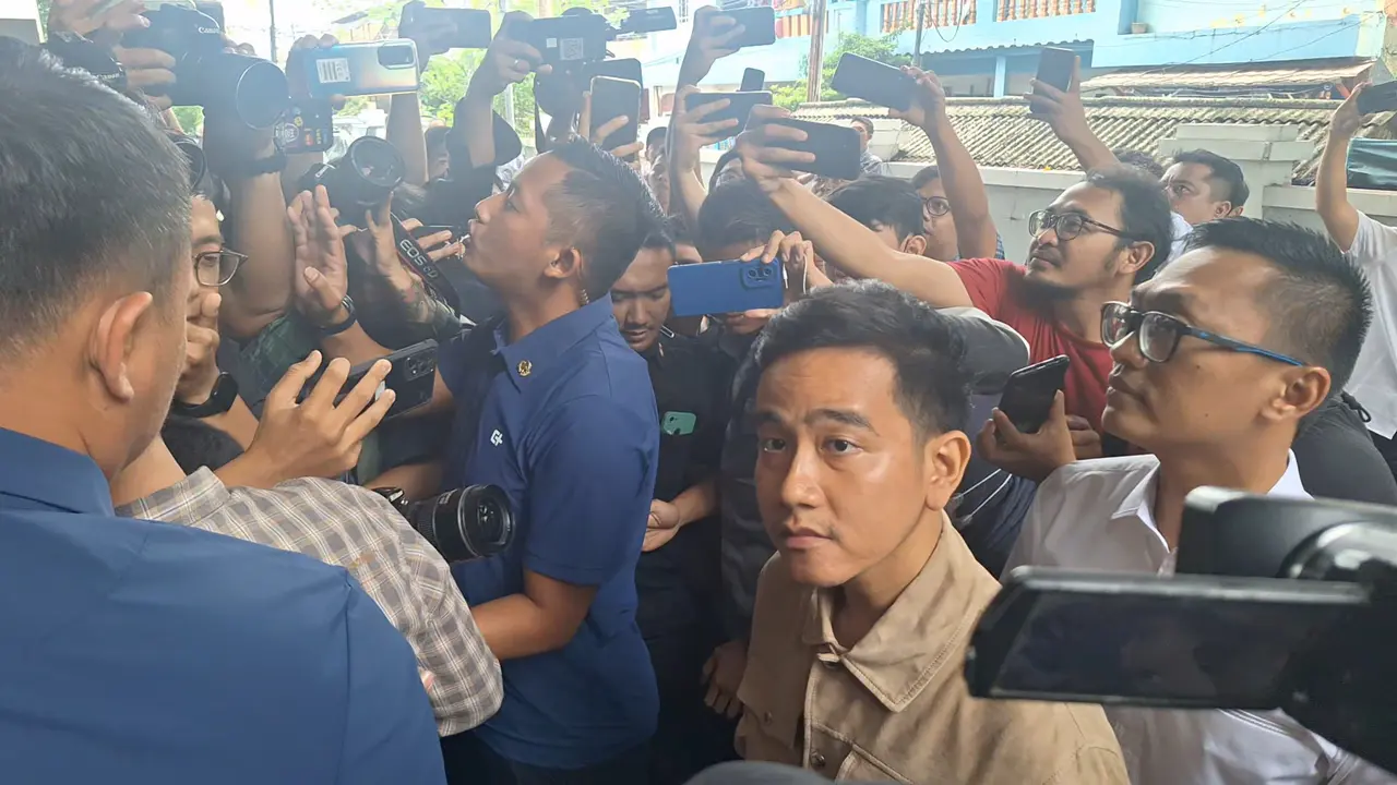 Calon wakil presiden (cawapres) nomor urut 2, Gibran Rakabuming Raka mendatangi Kantor Badan Pengawas Pemilu (Bawaslu) Jakarta Pusat, Rabu (3/1/2024).