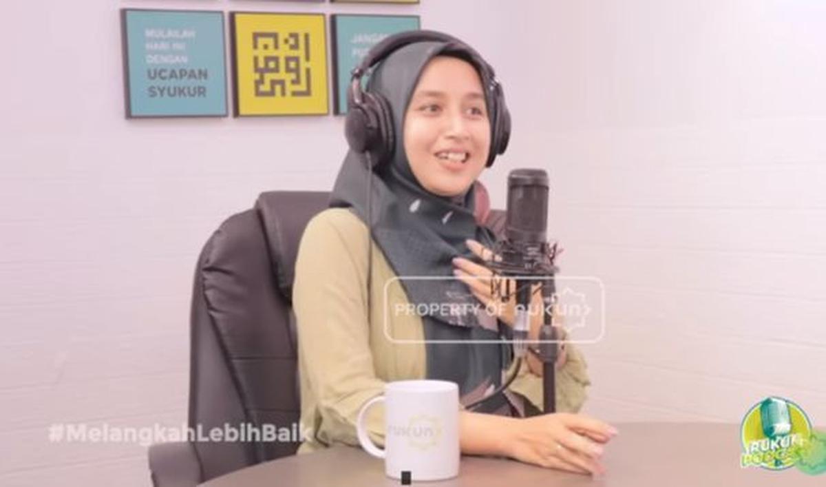 Resah melihat sang teman, akhirnya Arnita mulai penasaran dengan agama Islam. Dia lantas tertarik mengulik sejumlah hal melalui perspektif agama Islam. <br>