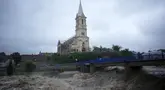 Sungai Bela mengalir melewati sebuah gereja saat banjir di Mikulovice, Republik Ceko, Sabtu, 14 September 2024. (AP Photo/Petr David Josek)