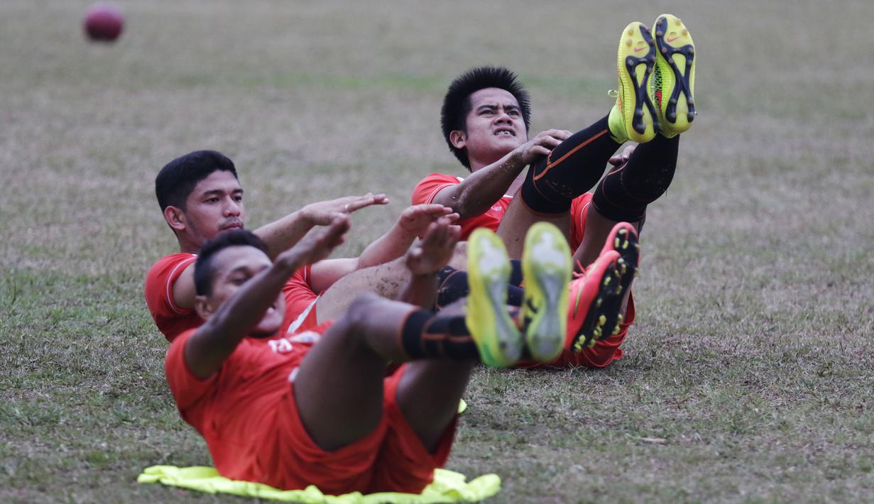 Bek baru Persija, Muhammad Roby melakukan pendinginan usai latihan perdana jelang Piala Jenderal Sudirman di Lapangan National Youth Training Center, Sawangan, Depok, Jumat (30/10/2015). (Bola.com/Vitalis Yogi Trisna)