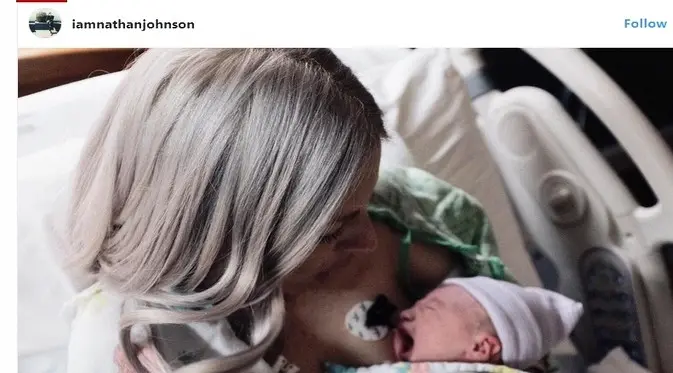 Megan memeluk putri pertamanya. (Foto: printscreen Instagram Nathan Johnson)