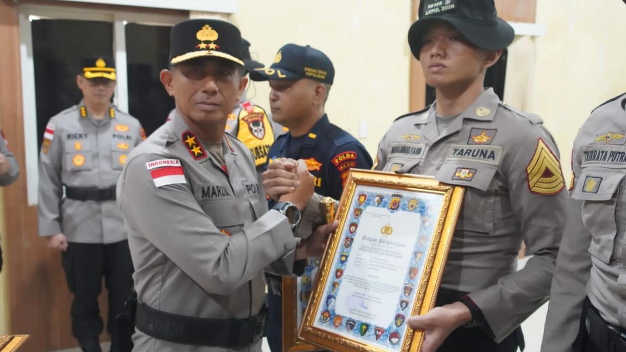 FOTO: Kapolda Aceh Berikan Penghargaan kepada Personel Polri dan Taruna Akpol