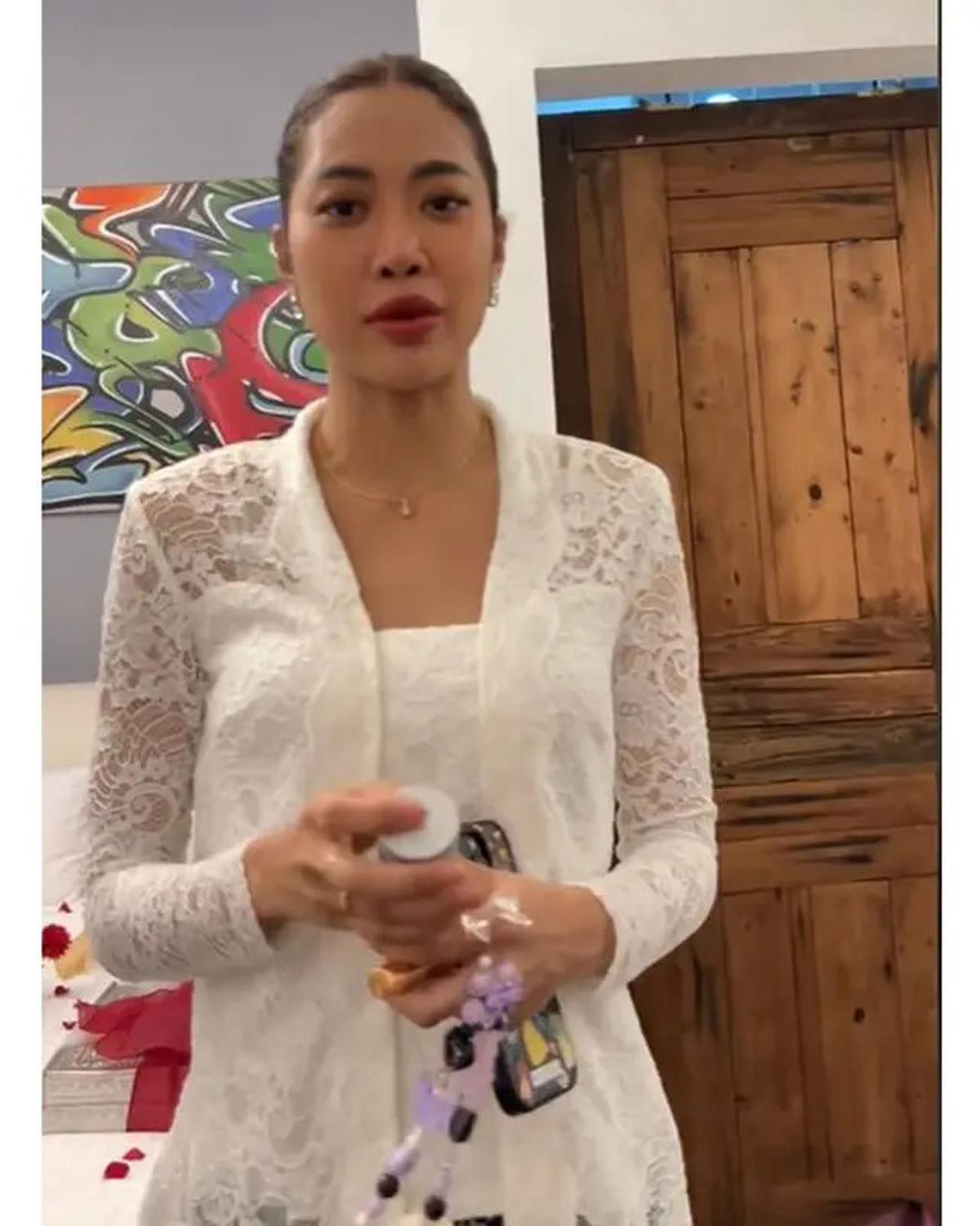 6 Potret Widi Vierratale di Siraman Jelang Nikah Sang Adik, Pakai Kebaya Putih