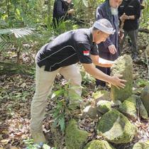 Struktur batu di Gunung Tangkil diduga bekas benteng megalitik. (Dok. museumprabusiliwangi.org)