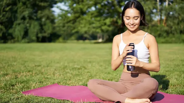 Pentingnya Elektrolit untuk Perempuan yang Sering Olahraga Outdoor agar Tubuh Tetap Fit