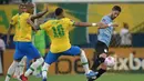Uruguay memperoleh peluang memperkecil keduduan pada menit ke-36. Tembakan Rodrigo Bentancur (kanan) usai menusuk dari sisi kanan masih melebar dari tiang gawang Brasil yang dikawal Ederson. (AP/Andre Penner)