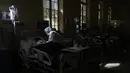 Seorang pekerja medis merawat pasien COVID-19 di ICU Rumah Sakit Umum di La Paz, Bolivia, Rabu (23/6/2021). Bolivia mengalami gelombang ketiga pandemi virus corona (COVID-19), menurut otoritas kesehatan. (AP Photo/Juan Karita)
