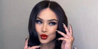 2. Inilah potret Titi DJ dengan makeup bold yang menonjolkan permainan pada area mata dengan bulu mata palsu tebal dan bibir dengan pulasan lipstik merah. (Instagram/ti2dj).