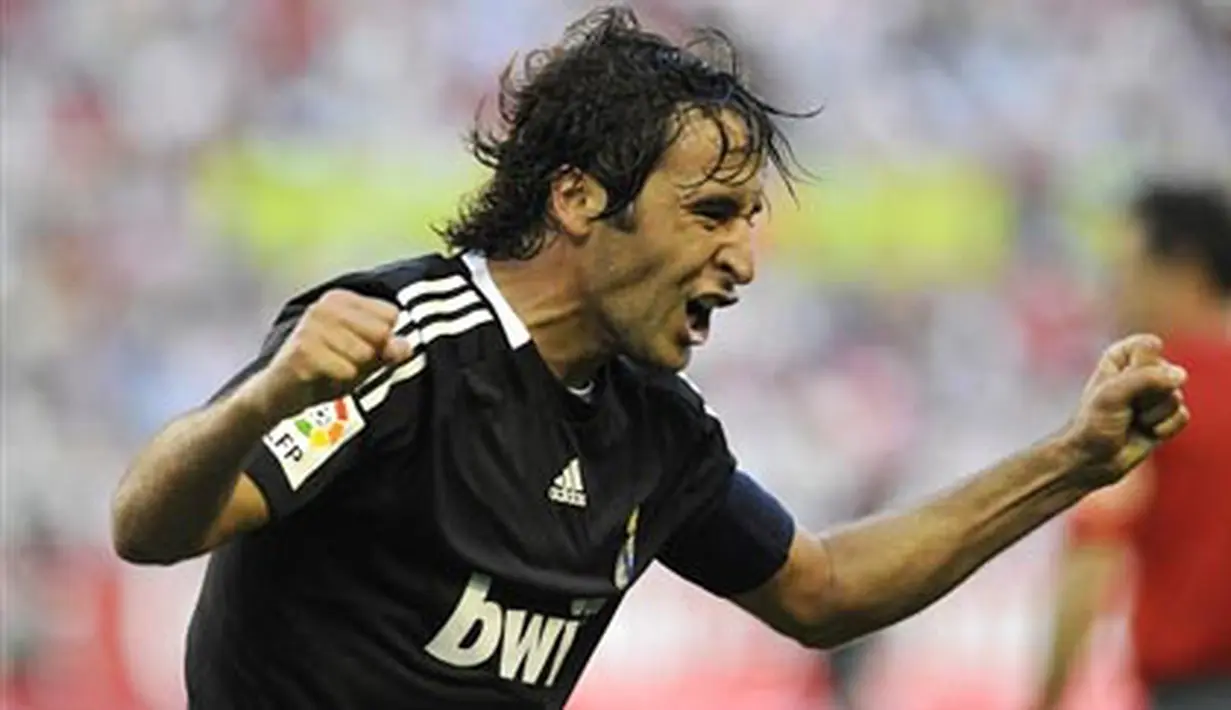 Real Madrid's Raul Gonzalez celebrates after scoring his second goal against Sevilla during their Spanish league football match at Sanchez Pizjuan stadium in Sevilla, on April, 26, 2009. AFP PHOTO / CRISTINA QUICLER 
