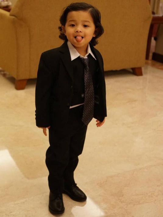Anak bungsu Anang dan Ashanty ini tampak menawan dengan jas hitam lengkap dengan dasi yang kece. (Liputan6.com/IG/@arsya.hermansyah)