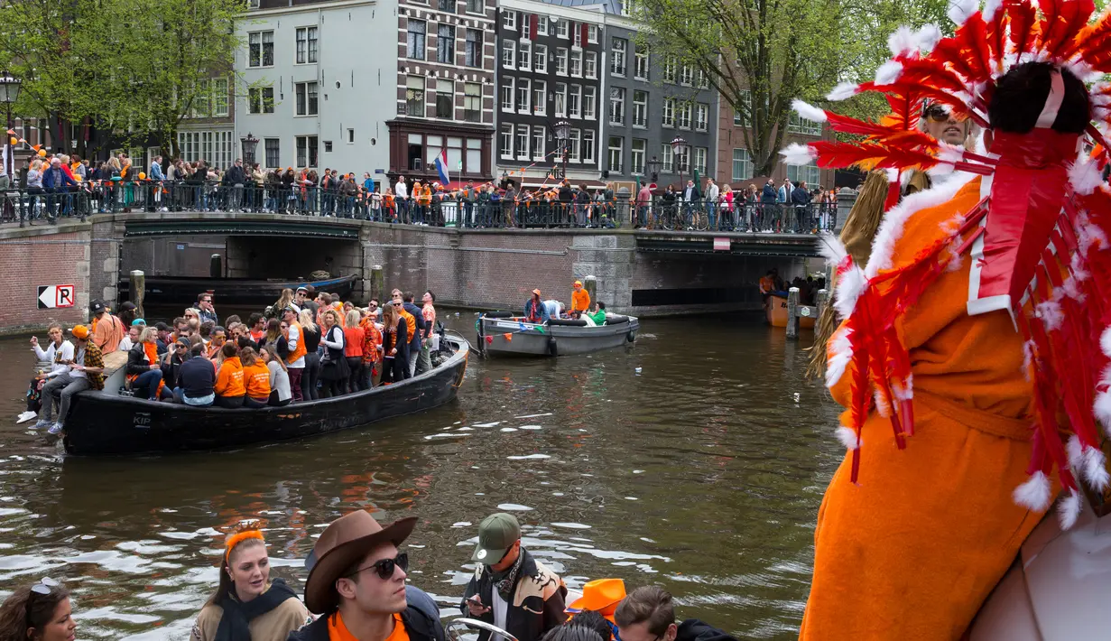Warna nasional Belanda, oranye, mendominasi jalan dan kanal pada Hari Ulang Tahun Raja atau King's Day di Amsterdam, 27 April 2018. Hari Raja diselenggarakan untuk merayakan hari ulang tahun raja Belanda, Raja Willem Alexander. (AP/Peter Dejong)