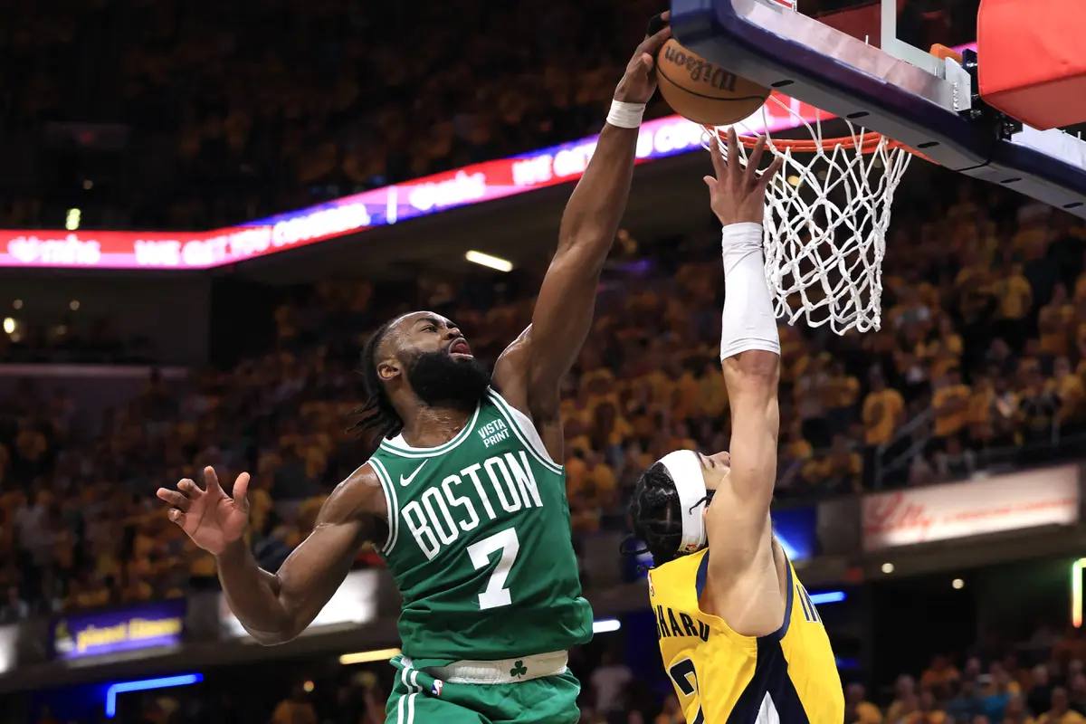 Jaylen Brown saat Celtics melawan Pacers di final Wilayah Timur NBA
