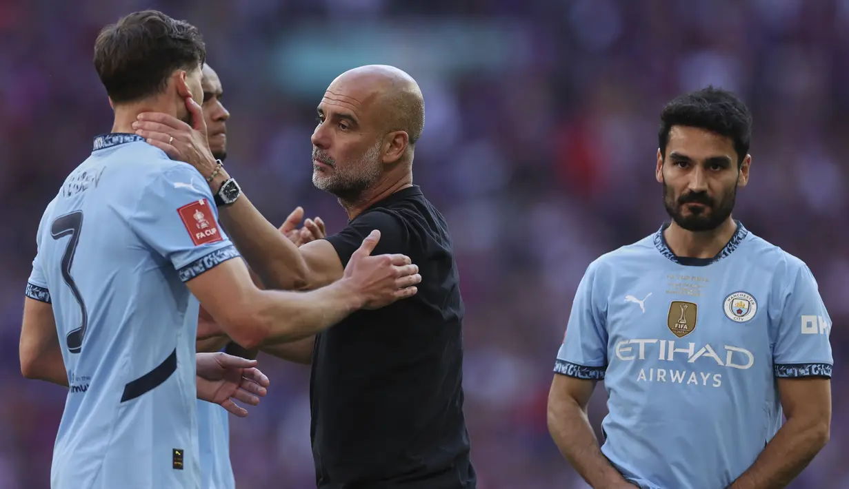 Ekspresi kecewa pelatih Manchester City, Pep Guardiola bersama para pemainnya setelah kalah dari Crystal Palace dalam laga final Piala FA 2024/2025 yang berlangsung di Stadion Wembley, London, Inggris, Sabtu (17/05/2025) waktu setempat. (AP Photo/Ian Walton)