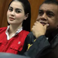 Senyum Jedun di ruang sidang, ia duduk disamping kuasa hukumnya, Pietter Ell. (Deki Prayoga/Bintang.com)