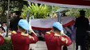 Prosesi kenegaraan berlangsung di Taman Makam Pahlawan (TMP) Kalibata, Jakarta Selatan, Senin (2/3/2026), dengan penghormatan militer dan dihadiri sejumlah tokoh nasional. Tampak dalam foto, prosesi pemakaman jenazah Wakil Presiden Republik Indonesia ke-6, Try Sutrisno, di Taman Makam Pahlawan Nasional, Kalibata , Jakarta, Senin (2/3/2026). (merdeka.com/Arie Basuki)