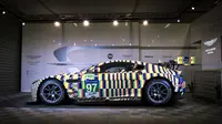 Seorang seniman bernama Tobias Rehberger memodifikasi warna Aston Martin hingga hasilkan ilusi optik (Foto: Autoblog). 