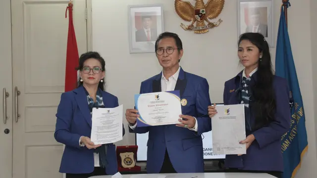 Aktor film Pong Harjatmo memimpin acara pelantikan anggota Dewan Pertimbangan Organisasi (DPO) Persatuan Artis Film Indonesia (PARFI) yang digelar 17 Maret 2021