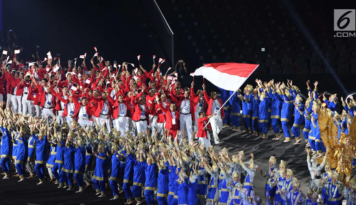 Kontingen Indonesia melintas saat pembukaan Asian Games 2018 di Stadion Utama Gelora Bung Karno (SUGBK), Jakarta, Sabtu (18/8). Asian Games 2018 diikuti 45 negara. (Merdeka.com/Imam Buhori)