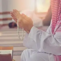 Iktikaf di masjid pada 10 hari terakhir bulan Ramadan. (Foto: Pinterest/Muslim Aid)
