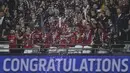 Para pemain Manchester United merayakan keberhasilan meraih gelar Piala Liga usai mengalahkan Southampton. Piala Liga merupakan gelar kedua MU musim ini setelah sebelumnya mereka meraih gelar Community Shield. (AFP/Glyn Kirk)