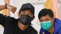 Penyerang Persita Tangerang, Chandra Waskito (kanan), melakukan endorse gratis untuk pelaku UMKM selama pandemi COVID-19. (Instagram/persita.official)