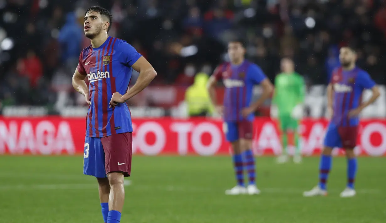Namun, Barcelona seperti membuang kesempatan emas tersebut. Meski unggul jumlah pemain, Blaugrana malah tak mampu mencetak satupun gol ke gawang Sevilla. Hasil ini membuat Barca berada di posisi ketujuh sedangkan Sevilla tetap kokoh di urutan kedua klasemen Liga Spanyol 2021/22. (AP/Angel Fernandez)