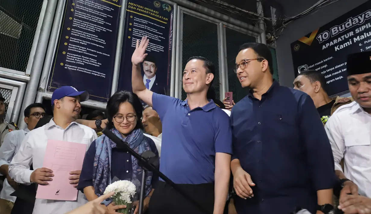 Mantan Menteri Perdagangan Thomas Trikasih Lembong atau Tom Lembong (tengah) didampingi istrinya Franciska Wihardja (kedua kiri) menyapa pendukungnya saat keluar dari Rumah Tahanan (Rutan) Cipinang, Jakarta, Jumat (1/8/2025). (merdeka.com/Arie Basuki)