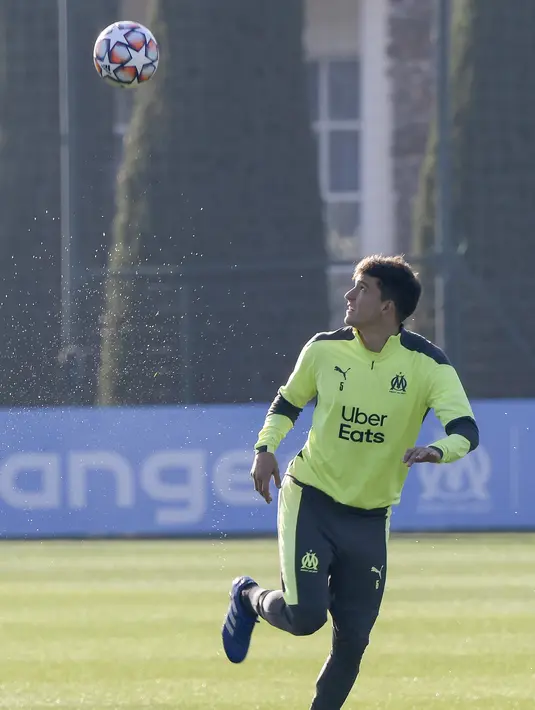 Bek Marseille asal Argentina Leonardo Balerdi mengontrol bola selama sesi latihan di Marseille (24/11/2020). Marseille akan bertanding melawan Porto pada Grup C Liga Champions di Stade Orange Velodrome. (AFP/Nicolas Tucat)