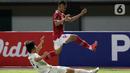 Pemain depan Timnas Indonesia U-19, Hokky Caraka Bintang B (atas) berebut bola dengan Chanapach Buaphan (Thailand U-19) pada lanjutan penyisihan grup A Piala AFF U-19 2022 di Stadion Patriot Candrabhaga, Bekasi, Jawa Barat, Rabu (6/7/2022). Kedua tim tampil ngotot dan saling serang dan laga berakhir imbang 0-0. (Liputan6.com/Helmi Fithriansyah)