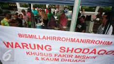 Sebuah warung tenda Shodaqoh ramai dikunjungi pelanggan di kawasan titik nol Km Yogyakarta, Jumat (8/4). Warung yang hanya buka setiap hari Jumat pada pukul 11.00-13.00 WIB ini digratiskan khusus untuk kaum fakir miskin dan dhuafa. (Foto: Boy Harjanto)