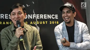 Musisi Yovie Widianto dengan Glenn Fredly memberi keterangan saat konferensi pers Konser Tanda Mata Glenn Fredly, Jakarta, Jumat (10/8). Konser tersebut akan digelar pada 30 September 2018 di Ciputra Artpreneur, Jakarta. (Liputaqn6.com/Faizal Fanani)