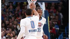 Duet Russell Westbrook dan Kevin Durant bermain gemilang dengan sumbangan 27 dan 26 poin ketika melawan Milwaukee Bucks pada laga lanjutan NBA 2015-2016 di Chesapeake Energy Arena, Oklahoma, Rabu (30/12/2015) pagi WIB.Pertandingan ini berakhir dengan...