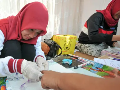 Mahasiswa Kedokteran UIN dan Yayasan Angsa Merah mengadakan pemeriksaan HIV/AIDS gratis di kawasan Bundaran HI saat Car Free Day, Jakarta, Minggu (13/12/2015). Kegiatan tersebut dalam rangka memperingati hari AIDS sedunia. (Liputan6.com/Yoppy Renato)