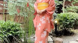 Potret pemain sinetron Anak Jalanan itu sukses mencuri perhatian. Baju Kimono membuatnya terlihat bak wanita lokal Jepang. (Liputan6.com/IG/@natashawilona12).